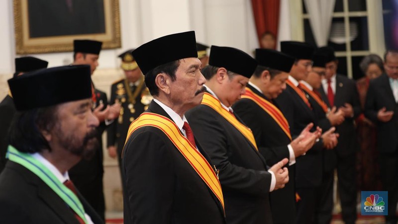 Presiden Joko Widodo (Jokowi) memberi gelar kehormatan dan tanda jasa ke sejumlah menteri, pimpinan kementerian atau lembaga, ketua umum partai politik, seniman, hingga tokoh agama jelang Hari Ulang Tahun ke-79 Republik Indonesia pada 17 Agustus 2024, di Istana Negara, Jakarta, Rabu (14/8/2024). (վ/Tri Susilo)