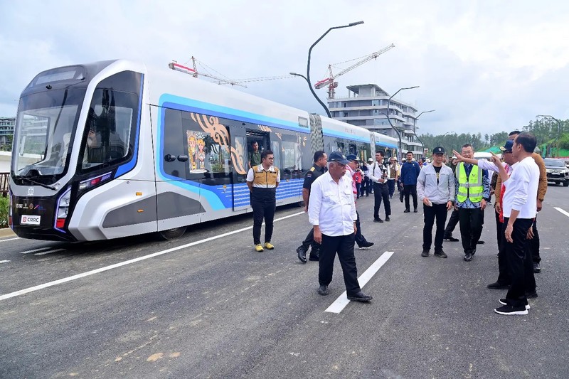 Presiden Joko Widodo melakukan uji coba trem otonom atau Autonomous Rail Transit (ART), di IKN, Selasa (13/8/2024). Presiden Joko Widodo melakukan uji coba trem otonom atau Autonomous Rail Transit (ART), di IKN, Selasa (13/8/2024). (Facebook/Presiden Joko Widodo)