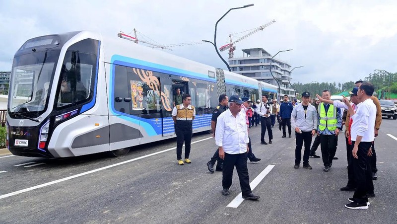 Presiden Joko Widodo melakukan uji coba trem otonom atau Autonomous Rail Transit (ART), di IKN, Selasa (13/8/2024). (Facebook/Presiden Joko Widodo)