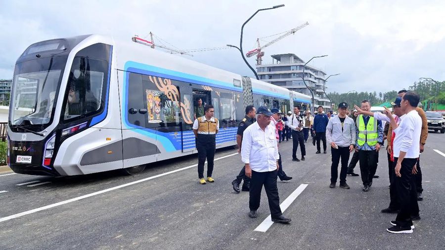 Presiden Joko Widodo melakukan uji coba trem otonom atau Autonomous Rail Transit (ART), di IKN, Selasa (13/8/2024). (Facebook/Presiden Joko Widodo)