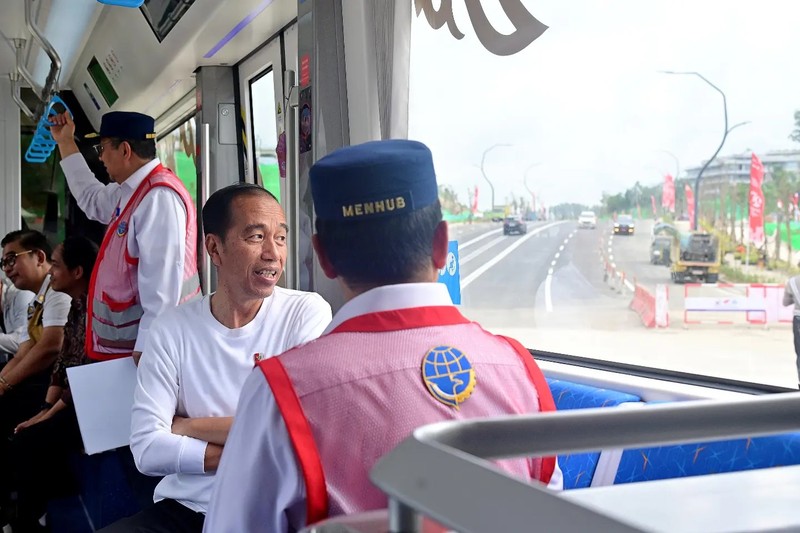 Presiden Joko Widodo melakukan uji coba trem otonom atau Autonomous Rail Transit (ART), di IKN, Selasa (13/8/2024). Presiden Joko Widodo melakukan uji coba trem otonom atau Autonomous Rail Transit (ART), di IKN, Selasa (13/8/2024). (Facebook/Presiden Joko Widodo)
