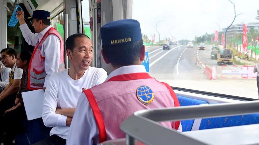 Presiden Joko Widodo melakukan uji coba trem otonom atau Autonomous Rail Transit (ART), di IKN, Selasa (13/8/2024). (Facebook/Presiden Joko Widodo)