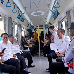Potret Jokowi Full Senyum saat Jajal Kereta Otonom China di IKN