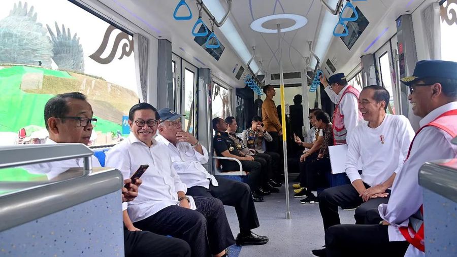 Presiden Joko Widodo melakukan uji coba trem otonom atau Autonomous Rail Transit (ART), di IKN, Selasa (13/8/2024). (Facebook/Presiden Joko Widodo)
