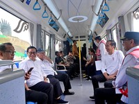 Potret Jokowi Full Senyum saat Jajal Kereta Otonom China di IKN