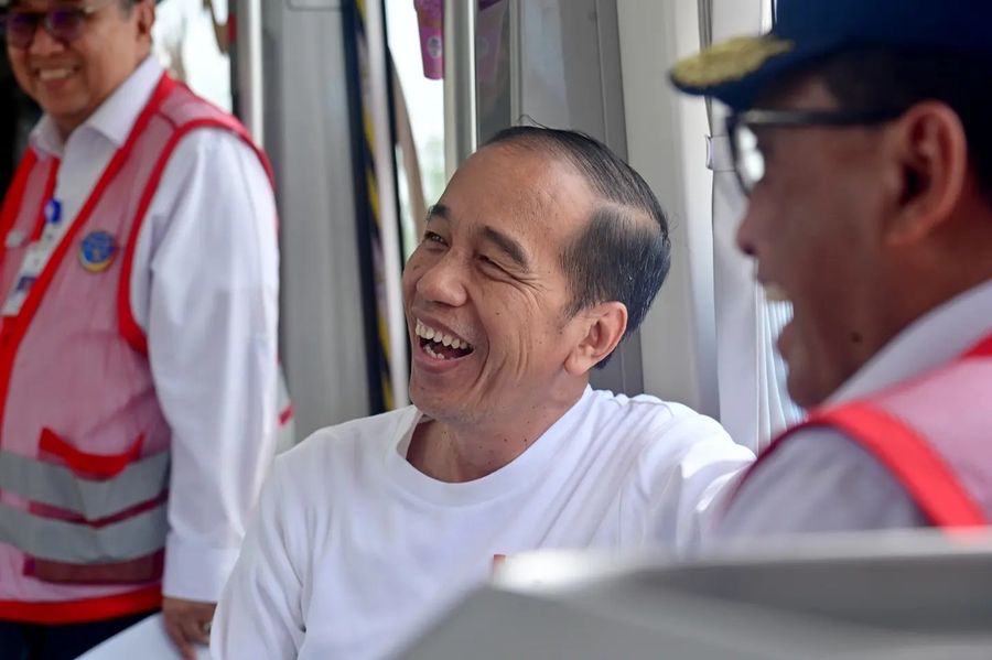 Presiden Joko Widodo melakukan uji coba trem otonom atau Autonomous Rail Transit (ART), di IKN, Selasa (13/8/2024).