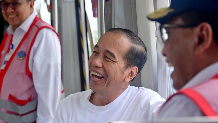 Presiden Joko Widodo melakukan uji coba trem otonom atau Autonomous Rail Transit (ART), di IKN, Selasa (13/8/2024). (Facebook/Presiden Joko Widodo)