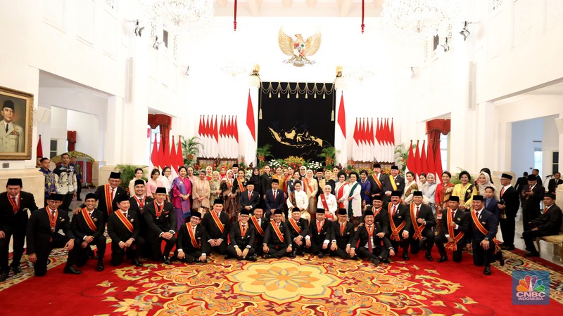 Presiden Joko Widodo (Jokowi) memberi gelar kehormatan dan tanda jasa ke sejumlah menteri, pimpinan kementerian atau lembaga, ketua umum partai politik, seniman, hingga tokoh agama jelang Hari Ulang Tahun ke-79 Republik Indonesia pada 17 Agustus 2024, di Istana Negara, Jakarta, Rabu (14/8/2024). (CNBC Indonesia/Tri Susilo)