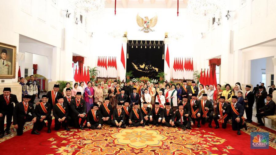 Presiden Joko Widodo (Jokowi) memberi gelar kehormatan dan tanda jasa ke sejumlah menteri, pimpinan kementerian atau lembaga, ketua umum partai politik, seniman, hingga tokoh agama jelang Hari Ulang Tahun ke-79 Republik Indonesia pada 17 Agustus 2024, di Istana Negara, Jakarta, Rabu (14/8/2024). (վ/Tri Susilo)
