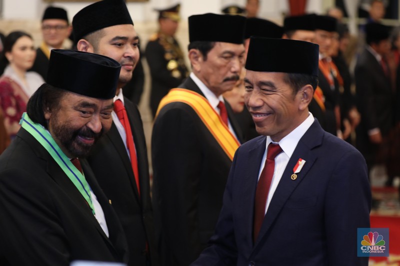 Presiden Joko Widodo (Jokowi) memberi gelar kehormatan dan tanda jasa ke sejumlah menteri, pimpinan kementerian atau lembaga, ketua umum partai politik, seniman, hingga tokoh agama jelang Hari Ulang Tahun ke-79 Republik Indonesia pada 17 Agustus 2024, di Istana Negara, Jakarta, Rabu (14/8/2024). (CNBC Indonesia/Tri Susilo)
