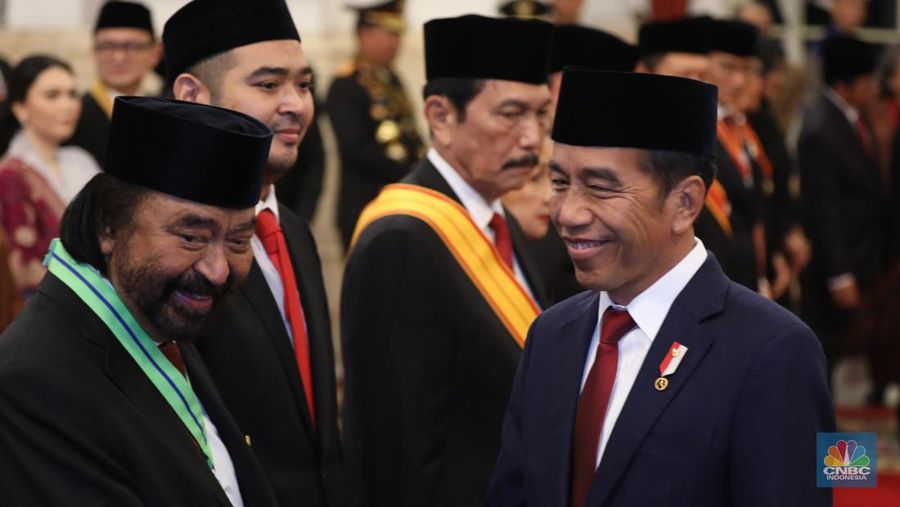 Presiden Joko Widodo (Jokowi) memberi gelar kehormatan dan tanda jasa ke sejumlah menteri, pimpinan kementerian atau lembaga, ketua umum partai politik, seniman, hingga tokoh agama jelang Hari Ulang Tahun ke-79 Republik Indonesia pada 17 Agustus 2024, di Istana Negara, Jakarta, Rabu (14/8/2024). (վ/Tri Susilo)