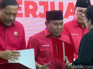 PDIP Usung Rohmi-Firin di Pilgub NTB 2024, Musyafirin Cium Tangan Mega