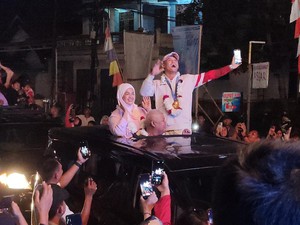 Pulang ke Serang, Rizki Peraih Emas Olimpiade Disambut Pesta Kembang Api
