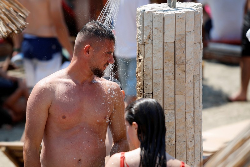 Orang-orang menikmati laut di perairan dangkal saat suhu mendekati 40 derajat Celsius di Ulcinj, Montenegro, 13 Agustus 2024. Orang-orang menikmati laut di perairan dangkal saat suhu mendekati 40 derajat Celsius di Ulcinj, Montenegro, 13 Agustus 2024. (REUTERS/Stevo Vasiljevic)