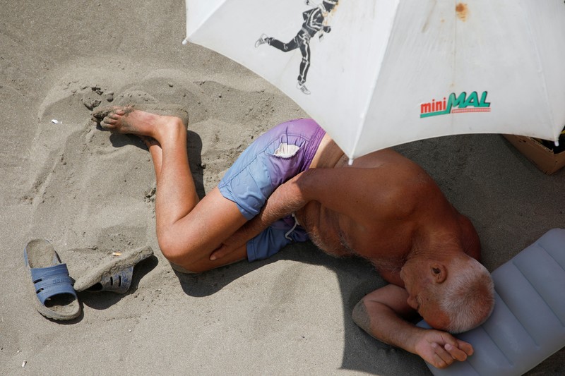 Orang-orang menikmati laut di perairan dangkal saat suhu mendekati 40 derajat Celsius di Ulcinj, Montenegro, 13 Agustus 2024. Orang-orang menikmati laut di perairan dangkal saat suhu mendekati 40 derajat Celsius di Ulcinj, Montenegro, 13 Agustus 2024. (REUTERS/Stevo Vasiljevic)