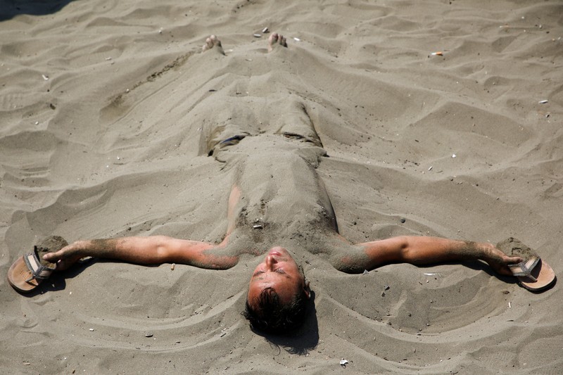 Orang-orang menikmati laut di perairan dangkal saat suhu mendekati 40 derajat Celsius di Ulcinj, Montenegro, 13 Agustus 2024. Orang-orang menikmati laut di perairan dangkal saat suhu mendekati 40 derajat Celsius di Ulcinj, Montenegro, 13 Agustus 2024. (REUTERS/Stevo Vasiljevic)