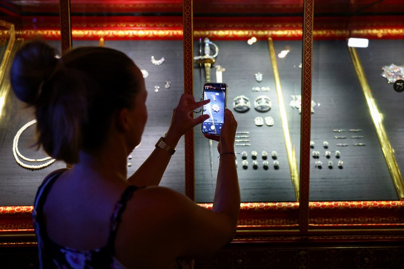 Seorang wanita mengambil gambar, saat barang-barang yang ditemukan dari pencurian permata di museum Gruenes Gewoelbe (Gudang Hijau) pada tahun 2019 dengan perkiraan nilai lebih dari 113 juta euro kembali dipamerkan setelah restorasi, di Dresden, Jerman, 13 Agustus 2024. Seorang wanita mengambil gambar, saat barang-barang yang ditemukan dari pencurian permata di museum Gruenes Gewoelbe (Gudang Hijau) pada tahun 2019 dengan perkiraan nilai lebih dari 113 juta euro kembali dipamerkan setelah restorasi, di Dresden, Jerman, 13 Agustus 2024. (REUTERS/Nadja Wohlleben)