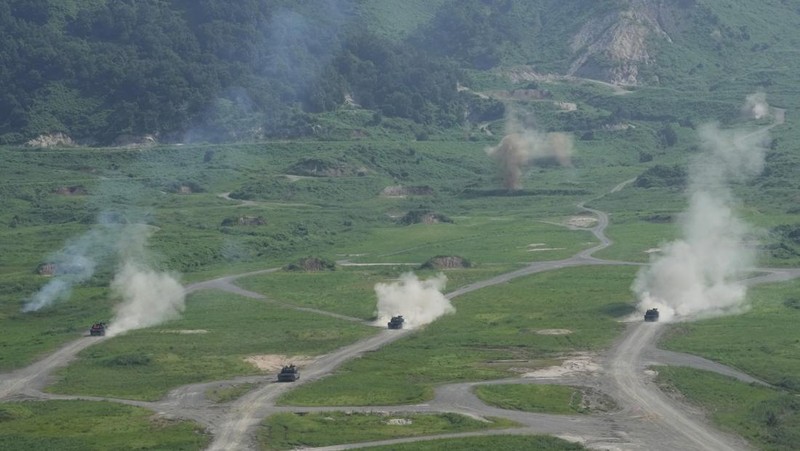 A U.S. M1A2 Abrams battle tank fires during a live-fire drill of U.S. Army's 1st Armored Brigade Combat Team, 1st Armored Division at the Rodriguez Live Fire Complex, in Pocheon, South Korea, August 14, 2024. REUTERS/Kim Soo-hyeon