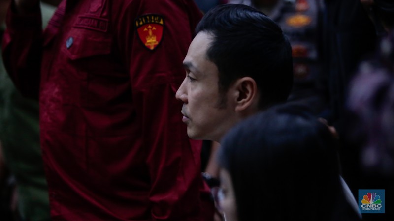 Terdakwa kasus dugaan korupsi pengelolaan tata niaga komoditas timah Harvey Moeis mengikuti sidang perdana di Pengadilan Tipikor, Jakarta, Rabu (14/8/2024). (CNBC Indonesia/Faisal Rahman)