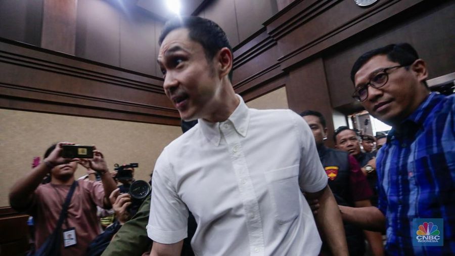 Terdakwa kasus dugaan korupsi pengelolaan tata niaga komoditas timah Harvey Moeis mengikuti sidang perdana di Pengadilan Tipikor, Jakarta, Rabu (14/8/2024). (CNBC Indonesia/Faisal Rahman)