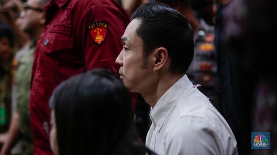 Terdakwa kasus dugaan korupsi pengelolaan tata niaga komoditas timah Harvey Moeis mengikuti sidang perdana di Pengadilan Tipikor, Jakarta, Rabu (14/8/2024). (CNBC Indonesia/Faisal Rahman)