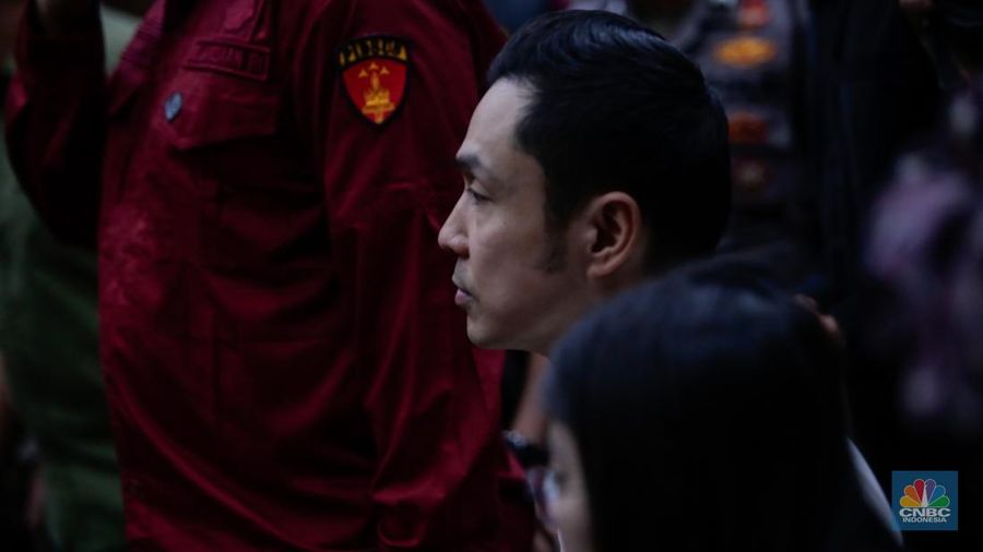 Terdakwa kasus dugaan korupsi pengelolaan tata niaga komoditas timah Harvey Moeis mengikuti sidang perdana di Pengadilan Tipikor, Jakarta, Rabu (14/8/2024). (CNBC Indonesia/Faisal Rahman)