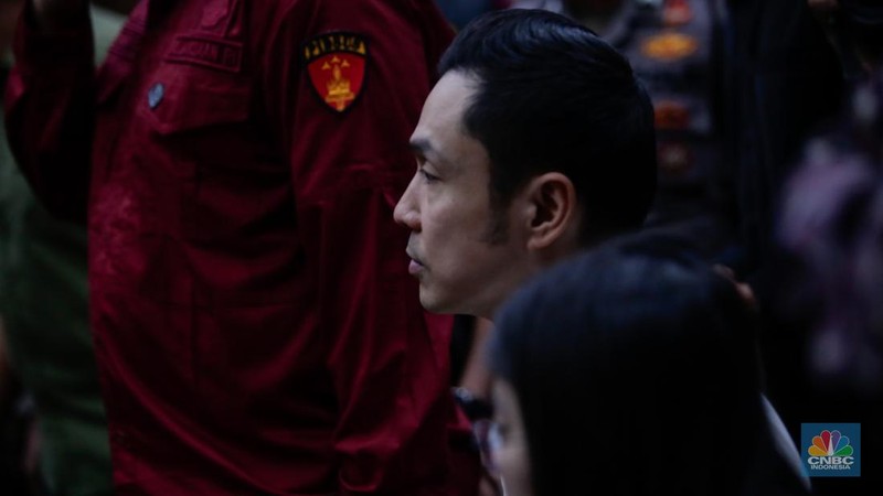 Terdakwa kasus dugaan korupsi pengelolaan tata niaga komoditas timah Harvey Moeis mengikuti sidang perdana di Pengadilan Tipikor, Jakarta, Rabu (14/8/2024). (CNBC Indonesia/Faisal Rahman)