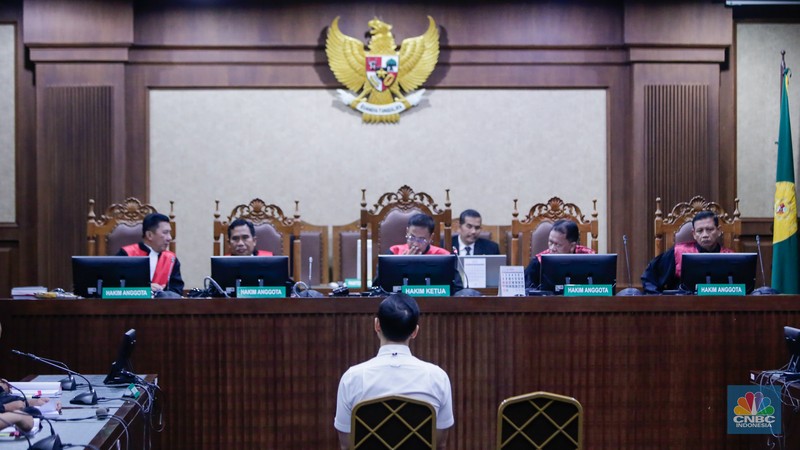 Terdakwa kasus dugaan korupsi pengelolaan tata niaga komoditas timah Harvey Moeis mengikuti sidang perdana di Pengadilan Tipikor, Jakarta, Rabu (14/8/2024). (CNBC Indonesia/Faisal Rahman) Terdakwa kasus dugaan korupsi pengelolaan tata niaga komoditas timah Harvey Moeis mengikuti sidang perdana di Pengadilan Tipikor, Jakarta, Rabu (14/8/2024). (CNBC Indonesia/Faisal Rahman)