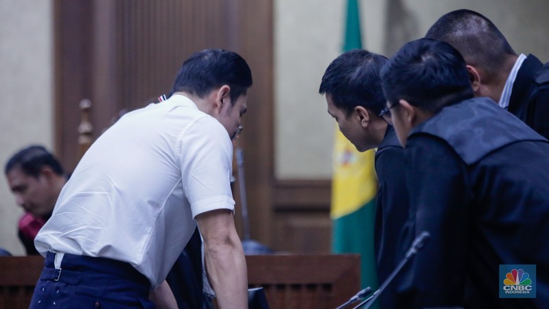 Terdakwa kasus dugaan korupsi pengelolaan tata niaga komoditas timah Harvey Moeis mengikuti sidang perdana di Pengadilan Tipikor, Jakarta, Rabu (14/8/2024). (CNBC Indonesia/Faisal Rahman) Terdakwa kasus dugaan korupsi pengelolaan tata niaga komoditas timah Harvey Moeis mengikuti sidang perdana di Pengadilan Tipikor, Jakarta, Rabu (14/8/2024). (CNBC Indonesia/Faisal Rahman)