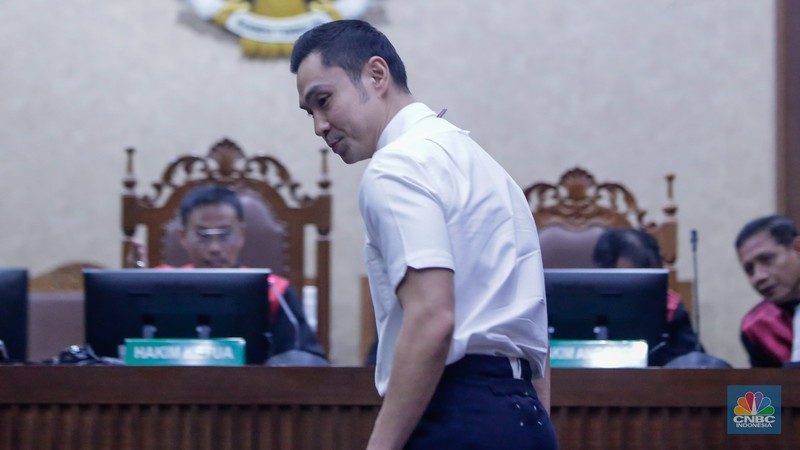 Terdakwa kasus dugaan korupsi pengelolaan tata niaga komoditas timah Harvey Moeis mengikuti sidang perdana di Pengadilan Tipikor, Jakarta, Rabu (14/8/2024). (CNBC Indonesia/Faisal Rahman) Terdakwa kasus dugaan korupsi pengelolaan tata niaga komoditas timah Harvey Moeis mengikuti sidang perdana di Pengadilan Tipikor, Jakarta, Rabu (14/8/2024). (CNBC Indonesia/Faisal Rahman)