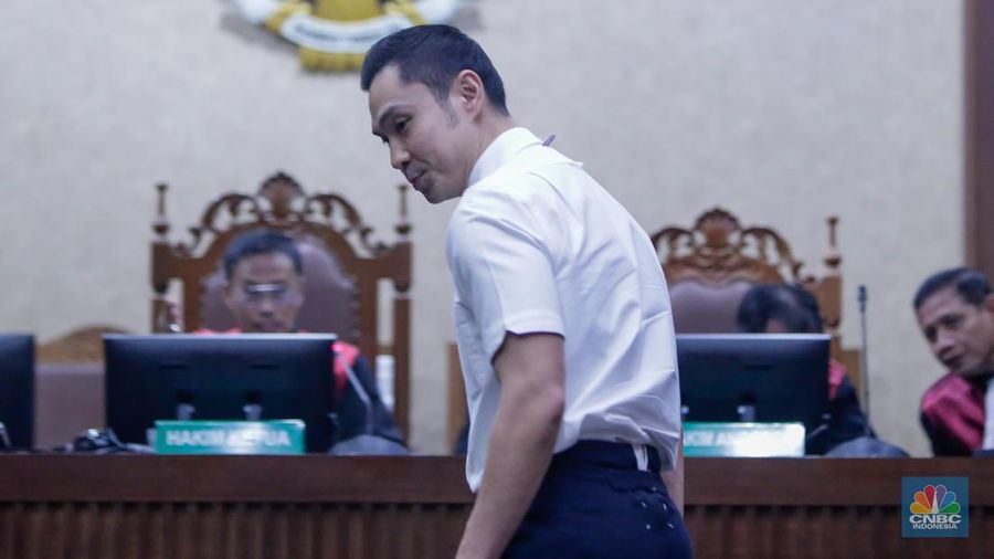 Terdakwa kasus dugaan korupsi pengelolaan tata niaga komoditas timah Harvey Moeis mengikuti sidang perdana di Pengadilan Tipikor, Jakarta, Rabu (14/8/2024). (CNBC Indonesia/Faisal Rahman)