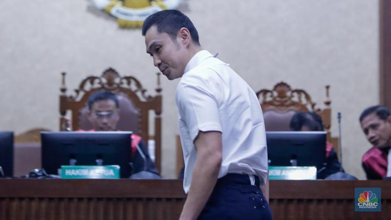 Terdakwa kasus dugaan korupsi pengelolaan tata niaga komoditas timah Harvey Moeis mengikuti sidang perdana di Pengadilan Tipikor, Jakarta, Rabu (14/8/2024). (CNBC Indonesia/Faisal Rahman)