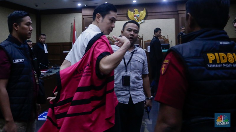 Terdakwa kasus dugaan korupsi pengelolaan tata niaga komoditas timah Harvey Moeis mengikuti sidang perdana di Pengadilan Tipikor, Jakarta, Rabu (14/8/2024). (CNBC Indonesia/Faisal Rahman)