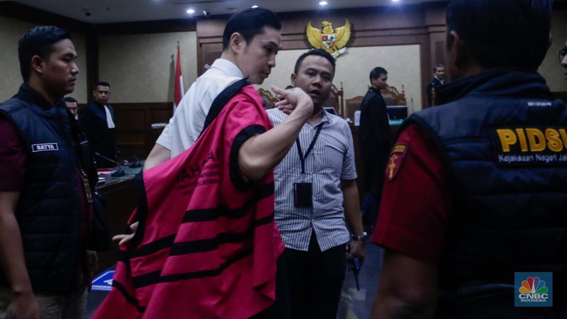 Terdakwa kasus dugaan korupsi pengelolaan tata niaga komoditas timah Harvey Moeis mengikuti sidang perdana di Pengadilan Tipikor, Jakarta, Rabu (14/8/2024). (CNBC Indonesia/Faisal Rahman)