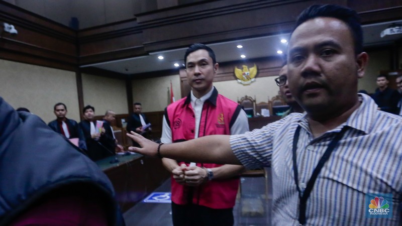 Terdakwa kasus dugaan korupsi pengelolaan tata niaga komoditas timah Harvey Moeis mengikuti sidang perdana di Pengadilan Tipikor, Jakarta, Rabu (14/8/2024). (CNBC Indonesia/Faisal Rahman) Terdakwa kasus dugaan korupsi pengelolaan tata niaga komoditas timah Harvey Moeis mengikuti sidang perdana di Pengadilan Tipikor, Jakarta, Rabu (14/8/2024). (CNBC Indonesia/Faisal Rahman)