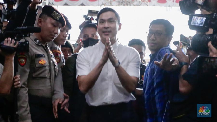 Terdakwa kasus dugaan korupsi pengelolaan tata niaga komoditas timah Harvey Moeis mengikuti sidang perdana di Pengadilan Tipikor, Jakarta, Rabu (14/8/2024). (CNBC Indonesia/Faisal Rahman)