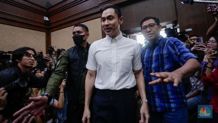 Terdakwa kasus dugaan korupsi pengelolaan tata niaga komoditas timah Harvey Moeis mengikuti sidang perdana di Pengadilan Tipikor, Jakarta, Rabu (14/8/2024). (²©²ÊÍøÕ¾/Faisal Rahman)