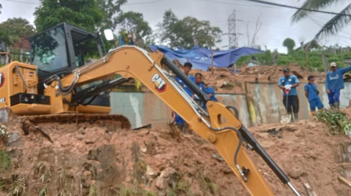 Tim gabungan pembersihan melakukan material banjir dan longsor, Jumat (9/8). Sumber foto: Kota Balikpapan. (Dok.BNPB)