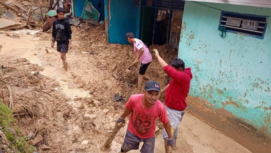 Tim gabungan pembersihan melakukan material banjir dan longsor, Jumat (9/8). Sumber foto: Kota Balikpapan. (Dok.BNPB)