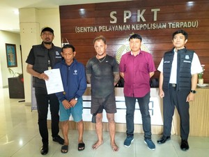Polisi Tangkap Bule Rusia Setelah Bikin Gaduh di Rumah Warga Jimbaran