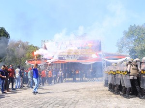 Massa Serbu Kantor KPU Warnai Simulasi Sispamkota di Ngawi