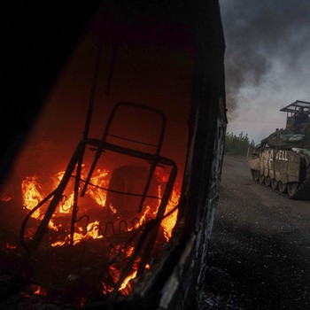 Penampakan Ukraina 'Invasi' Rusia, Tembak & Bakar Kendaraan Militer