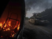 Penampakan Ukraina 'Invasi' Rusia, Tembak & Bakar Kendaraan Militer