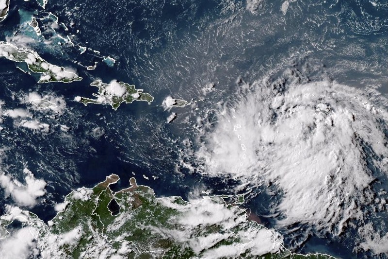 Citra satelit GOES-16 GeoColor yang diambil pada pukul 4:30 sore EDT dan disediakan oleh Badan Kelautan dan Atmosfer Nasional (NOAA) menunjukkan Badai Tropis Ernesto di atas Samudra Atlantik dan bergerak ke arah barat-barat laut menuju Kepulauan Antillen Kecil, Senin, 12 Agustus 2024. (NOAA via AP) Citra satelit GOES-16 GeoColor yang diambil pada pukul 4:30 sore EDT dan disediakan oleh Badan Kelautan dan Atmosfer Nasional (NOAA) menunjukkan Badai Tropis Ernesto di atas Samudra Atlantik dan bergerak ke arah barat-barat laut menuju Kepulauan Antillen Kecil, Senin, 12 Agustus 2024. (NOAA via AP)
