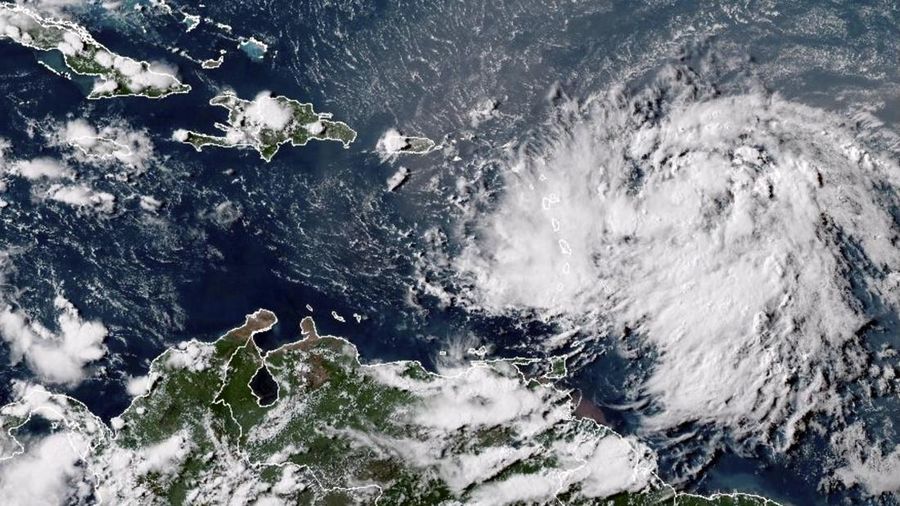 Citra satelit GOES-16 GeoColor yang diambil pada pukul 4:30 sore EDT dan disediakan oleh Badan Kelautan dan Atmosfer Nasional (NOAA) menunjukkan Badai Tropis Ernesto di atas Samudra Atlantik dan bergerak ke arah barat-barat laut menuju Kepulauan Antillen Kecil, Senin, 12 Agustus 2024. (NOAA via AP)