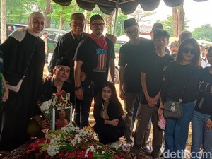 Ferry Maryadi Antarkan Jenazah Ibunda hingga Liang Lahad