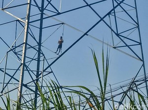 Heboh Pemuda Kediri Panjat Tower Listrik