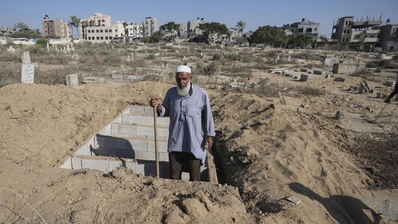 Palestinian mourners carry their loved one for burial at the cemetery in Deir al-Balah, Gaza Strip, Friday, Aug. 9, 2024. (AP Photo/Abdel Kareem Hana)