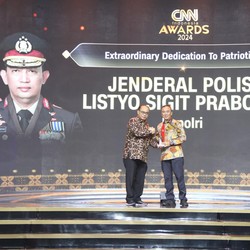 Kapolri Raih Penghargaan Extraordinary Dedication of Patriotism
