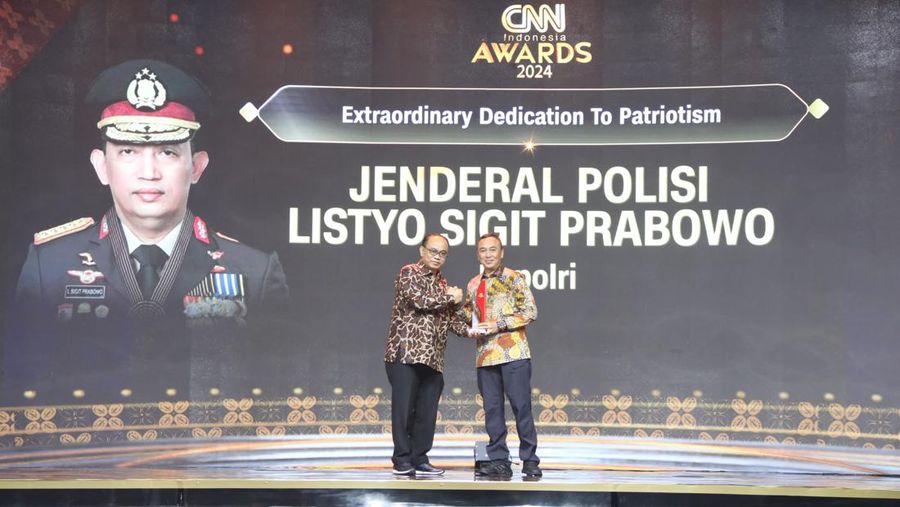 Kapolri Jenderal Polisi Drs. Listyo Sigit Prabowo menerima penghargaan Extraordinary Dedication of Patriotism. Penghargaan tersebut diberikan dalam CNN Indonesia Award 2024 di Semarang, Jawa Tengah, Rabu (14/8/2024). (Istimewa)